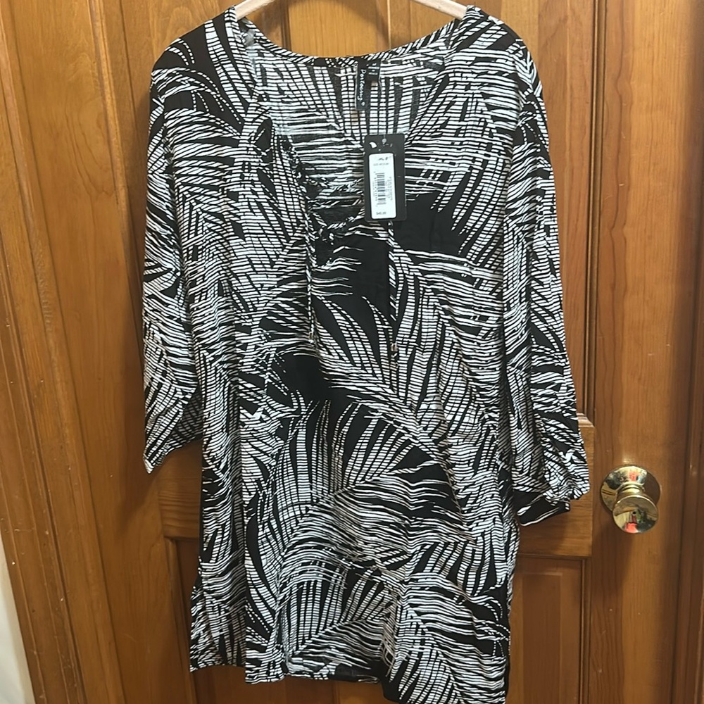 NWT Portocruz swimsuit cover up. Black/White white leaf pattern size M